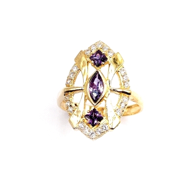 Especial anillo de mujer en oro 8kts, modelo lanzadera con piedras amatistas y circonitas. talla 20. 4.70grs.
