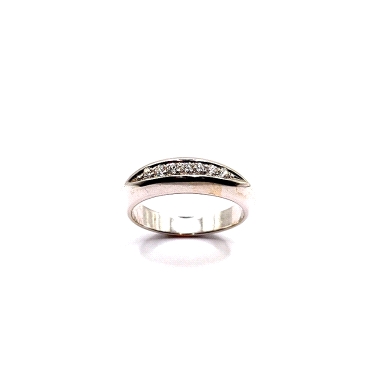 Anillo de oro blanco 18kts, con orla de diamantes circonitas, estilo tiara. Un anillo espectacular que siempre luce perfecto.Tal