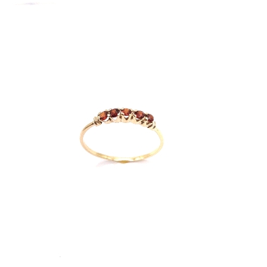 Precioso anillo de oro 18kts con cinco rubíes naturales, Modelo de anillo clásico y elegante. Talla 16. 1.00grs.