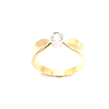 Espectacular anillo de oro 18kts, modelo solitario  bicolor con montura chatón en oro blanco y cuerpo de oro amarillo . Talla 14
