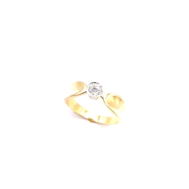 Espectacular anillo de oro 18kts, modelo solitario  bicolor con montura chatón en oro blanco y cuerpo de oro amarillo . Talla 14