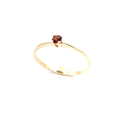 Anillo de oro 18kts, con detalle de piedra color rubí, Modelo de anillo fino, estilo solitario. Talla 15. 0.80grs.