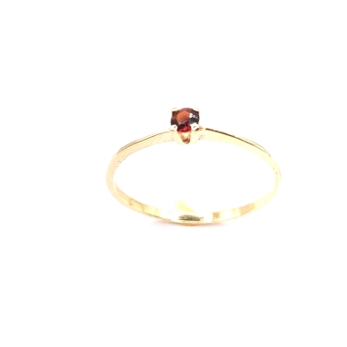 Anillo de oro 18kts, con detalle de piedra color rubí, Modelo de anillo fino, estilo solitario. Talla 15. 0.80grs.