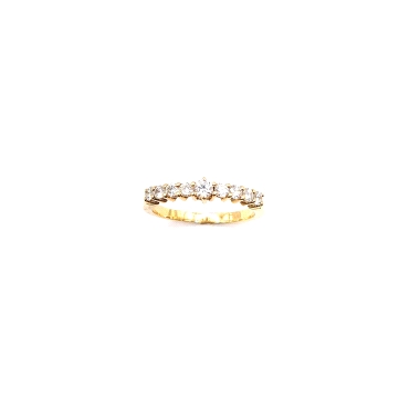 Anillo de oro amarillo 18kts con diamantes, modelo media alianza con diamantes talla brillantes en 0.60cts total. Talla 13. 2.80