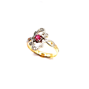Monisimo anillo de oro bicolor 18kts con piedra rubí central. Para las amantes de los anillos vintage, este diseño es precioso, 