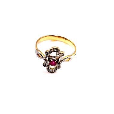 Monisimo anillo de oro bicolor 18kts con piedra rubí central. Para las amantes de los anillos vintage, este diseño es precioso, 