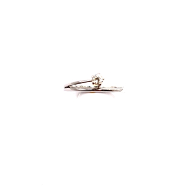 Anillo solitario modelo espiral diseño con diamante talla brillante de 0.010cts. Anillo de oro blanco con diamante. Talla 14. 1.