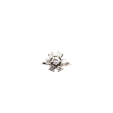 Anillo de brillantes modelo roseta en oro blanco 18kts. Anillo solitario de roseta con siete diamantes talla brillante, total 0.