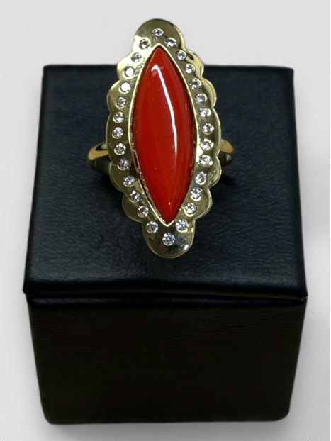 Anillo Oro 18K piedra coral. Peso 2.5g 2.54grs.