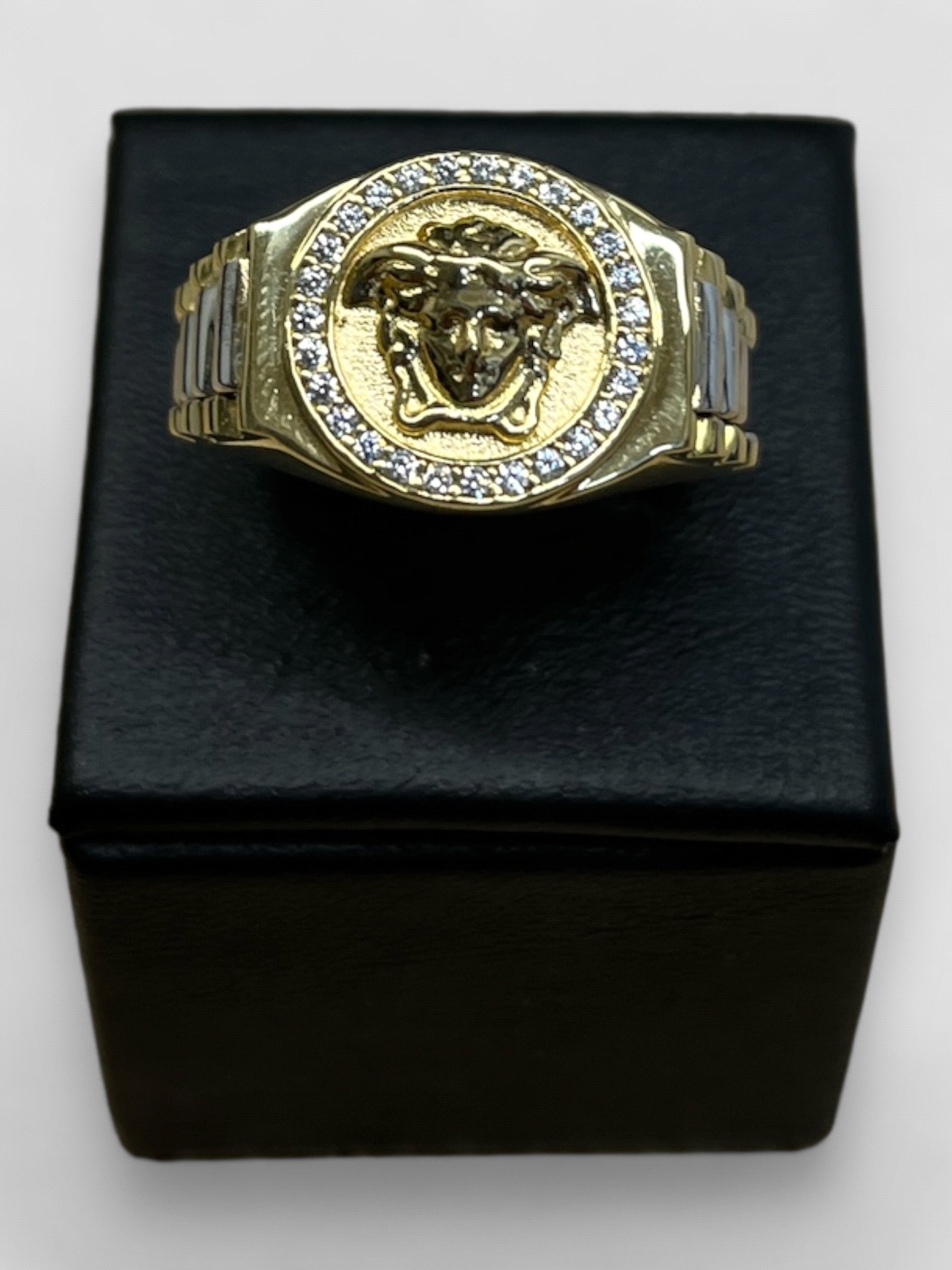 Anillo Oro 18K Medusa con circonitas. Peso 9.6g 9.60grs.