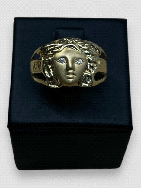 Anillo Oro 18K Medusa con circonitas. Peso 5.3g 5.30grs.