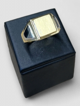 Anillo hombre Oro 18K tipo sello con detalle en oro blanco. Peso 8.8g 8.80grs.