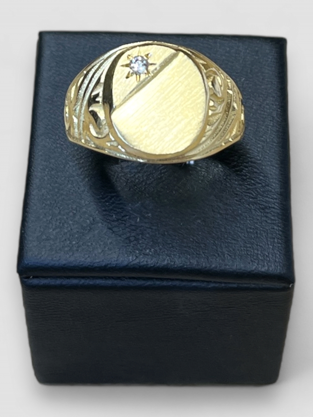 Anillo Oro 18K tipo sello con circonita. Peso 12.1g 12.10grs.