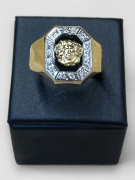 Anillo hombre Oro 18K diseño Versace con circonitas. Peso 5.8g 5.80grs.