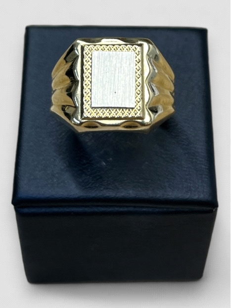 Anillo hombre Oro 18K tipo sello cuadrado labrado. Peso 6.8g 6.80grs.