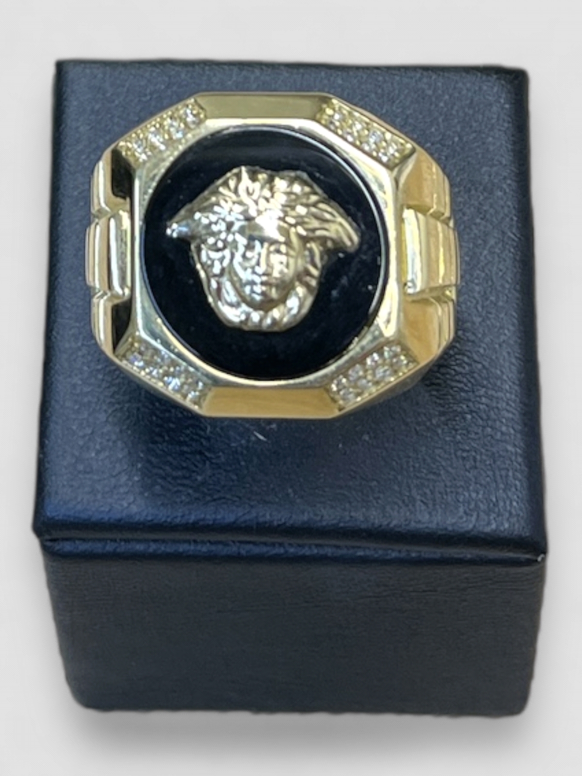 Anillo hombre Oro 18K diseño Versace con circonitas y onix. Peso 19.8g 19.80grs.