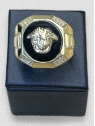 Anillo hombre Oro 18K diseño Versace con circonitas y onix. Peso 19.8g 19.80grs.