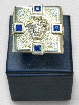 Anillo hombre Oro 18K cuadrado estilo Versace. Peso 26g 26.00grs.