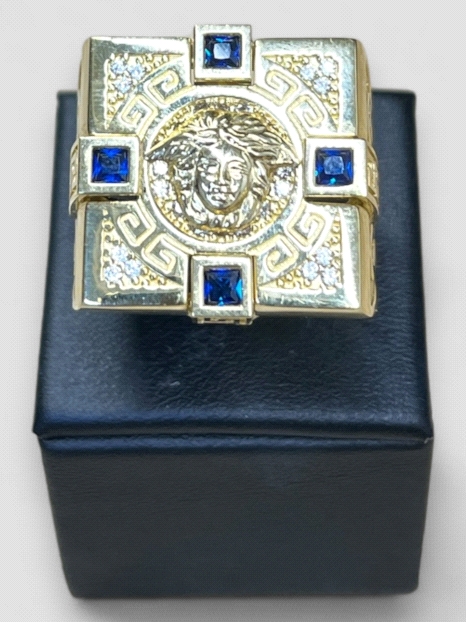 Anillo hombre Oro 18K cuadrado estilo Versace. Peso 26g 26.00grs.