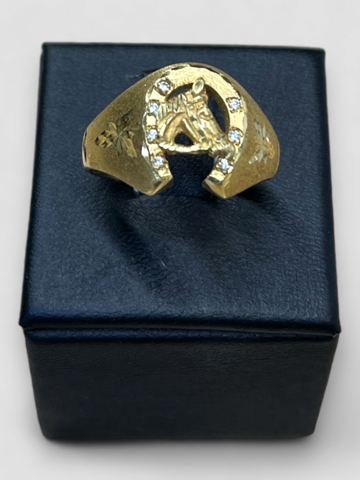 Anillo hombre Oro 18K diseño herradura con caballo. Peso 6.4g 6.40grs.