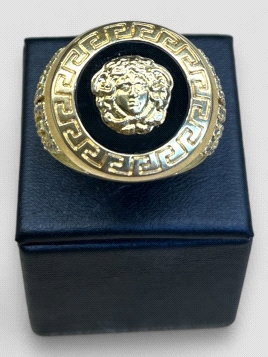 Anillo hombre Oro 18K labrado lateral estilo Versace. Peso 17.8g 17.80grs.