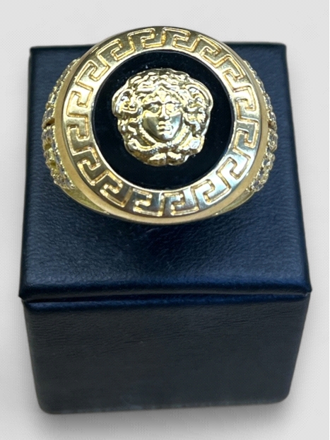 Anillo hombre Oro 18K labrado lateral estilo Versace. Peso 17.8g 17.80grs.