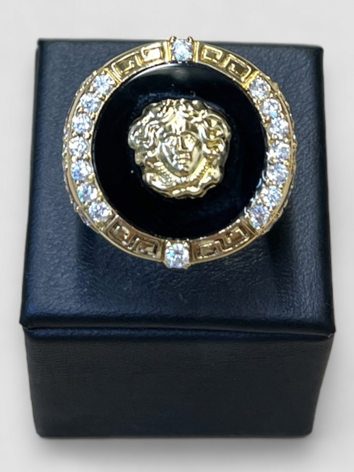 Anillo hombre Oro 18K redondo estilo Versace. Peso 16.6g 16.60grs.