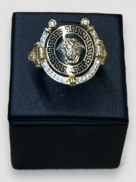 Anillo hombre Oro 18K diseño Versace. Peso 5.5g 5.50grs.