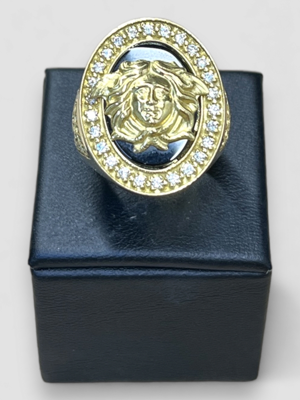 Anillo hombre Oro 18K diseño ovalado Versace. Peso 14.7g 14.70grs.