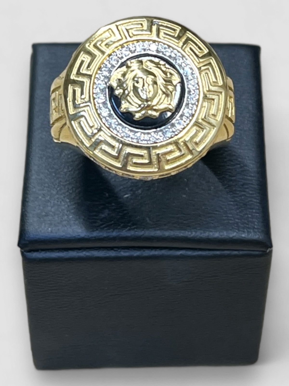 Anillo hombre Oro 18K diseño redondo Versace. Peso 20g 20.10grs.