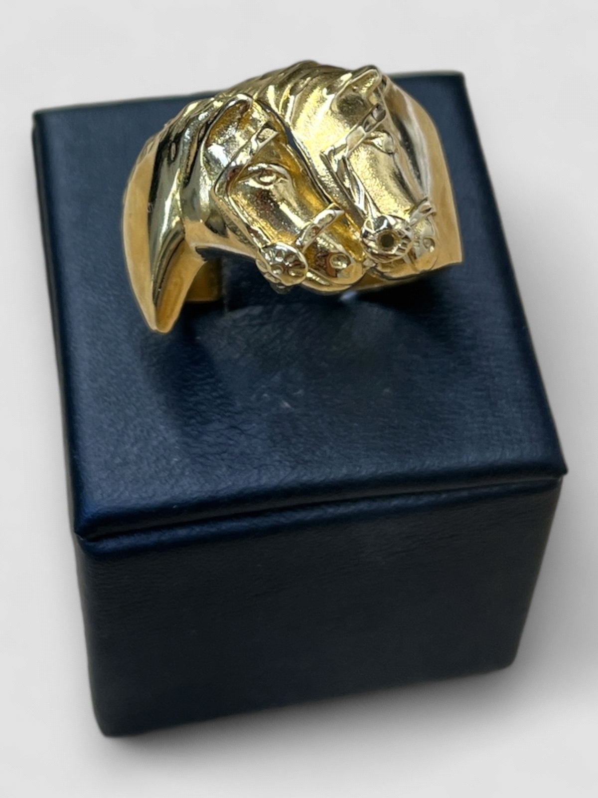 Anillo hombre Oro 18K diseño doble caballo. Peso 11.5g 11.50grs.