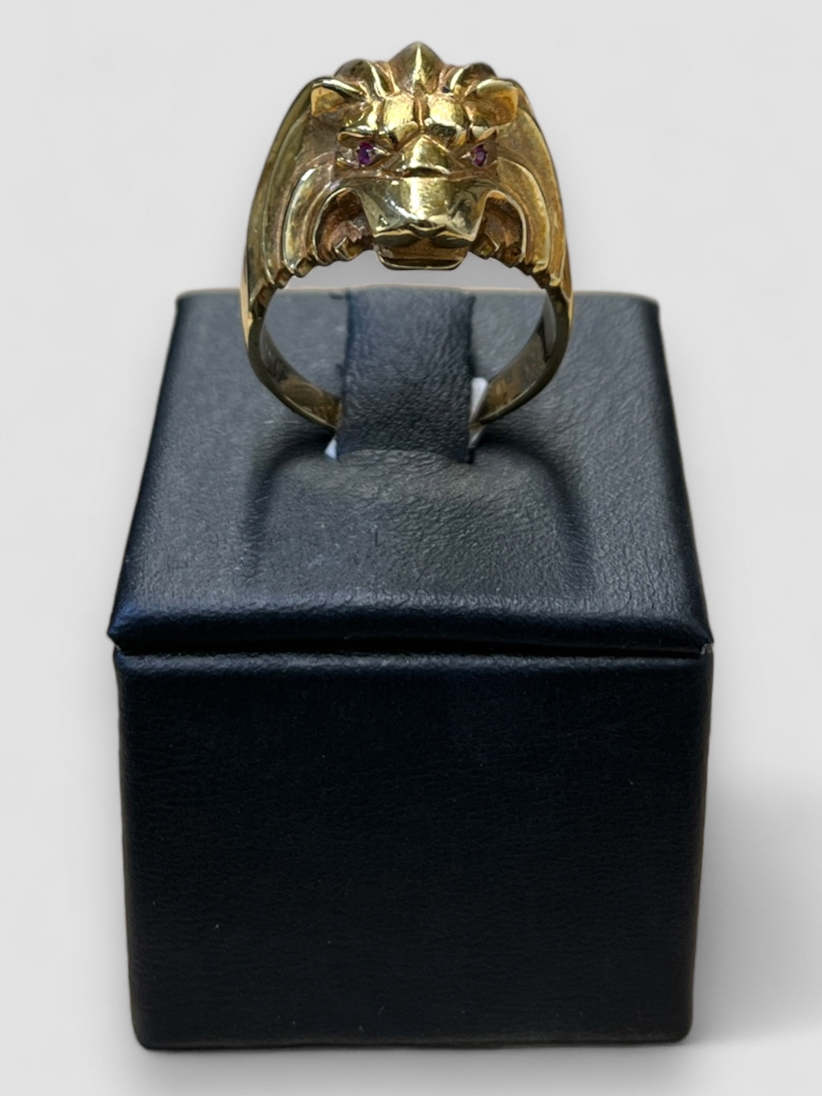 Anillo hombre Oro 18K diseño león. Peso 11.4g 11.40grs.