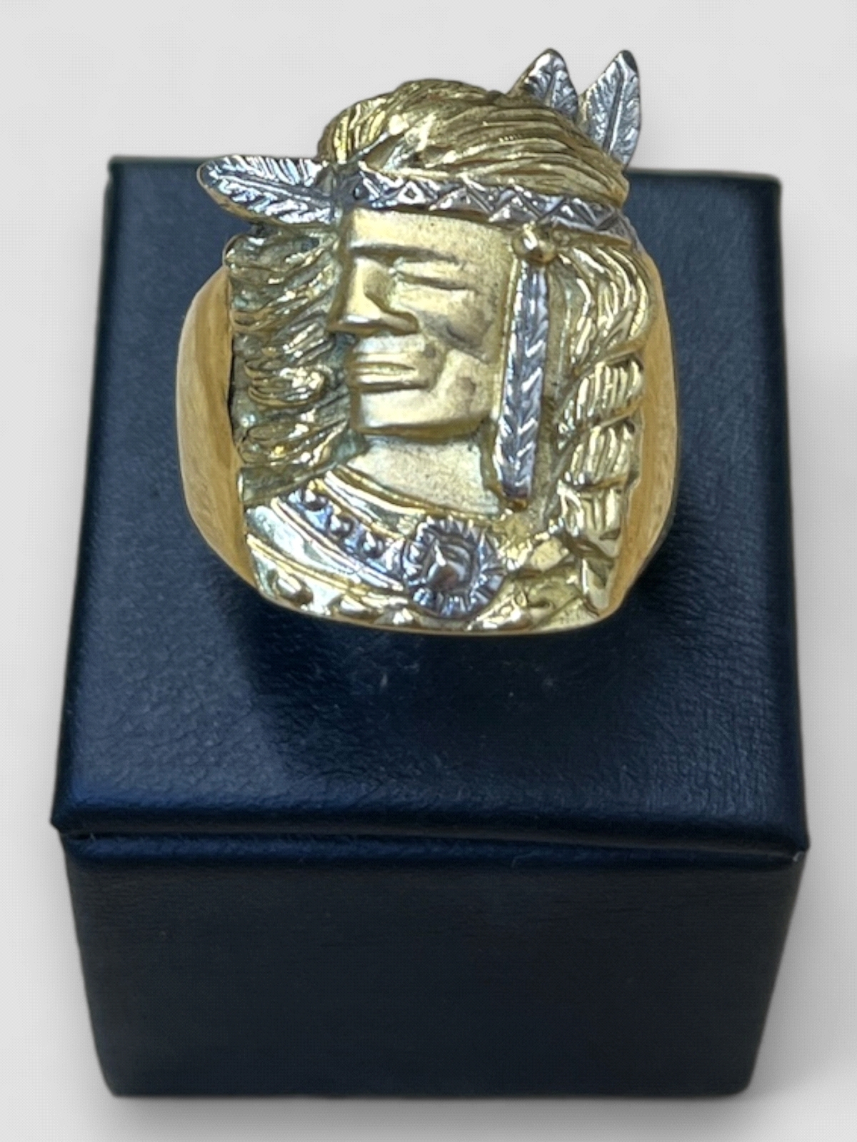 Anillo hombre Oro 18K diseño cacique. Peso 19.5g 19.50grs.