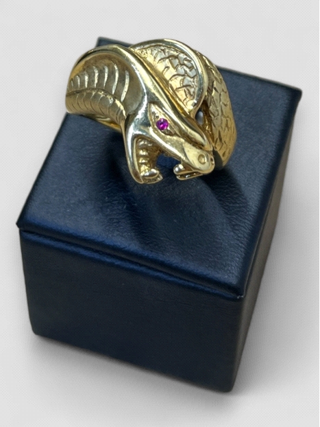 Anillo hombre Oro 18K diseño cobra. Peso 14.4g 14.40grs.