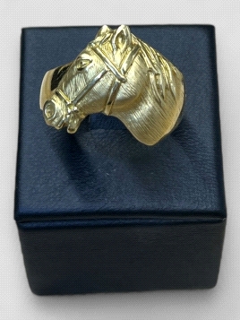 Anillo hombre Oro 18K diseño caballo. Peso 12.7g 12.70grs.