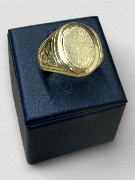 Anillo hombre Oro 18K tipo sello ovalado. Peso 8.4g 8.40grs.