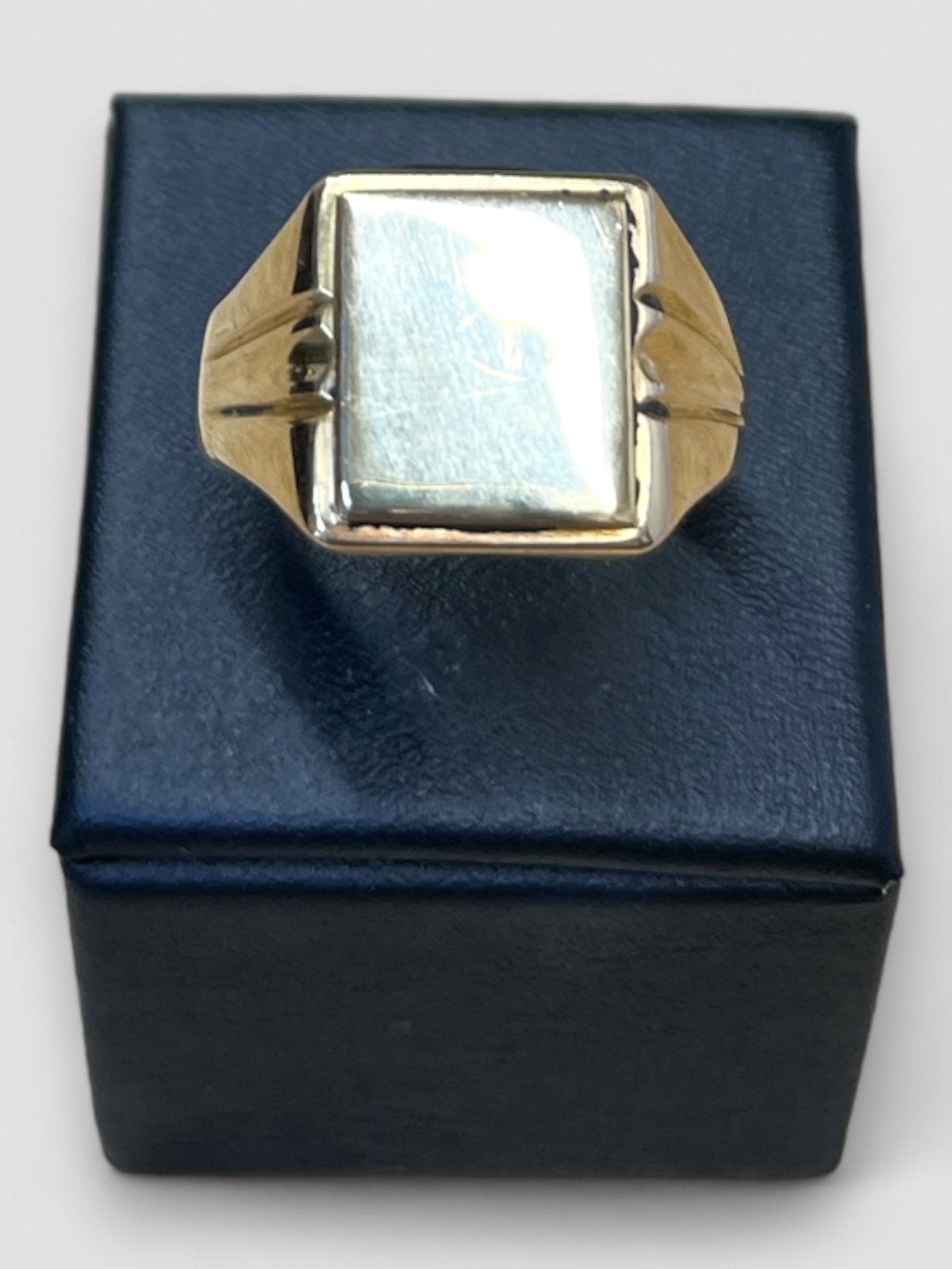 Anillo hombre Oro 18k tipo sello. Peso 12.4K 12.40grs.