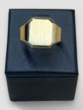 Anillo hombre Oro 18K tipo sello brillo. Peso 4.8g