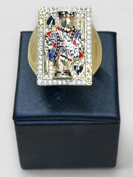 Anillo hombre Oro 18K carta poker Jack corazones. Peso 10.8g