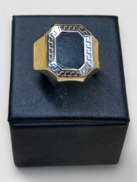 Anillo hombre Oro 18K tipo sello con Onix. Peso 5.6g