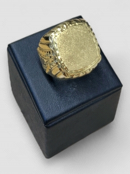 Anillo hombre Oro 18K tipo sello con labrado lateral. Peso 17.2g