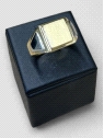Anillo hombre Oro 18K tipo sello con detalle en oro blanco. Peso 8.8g