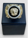 Anillo hombre Oro 18K redondo estilo Versace. Peso 16.4g