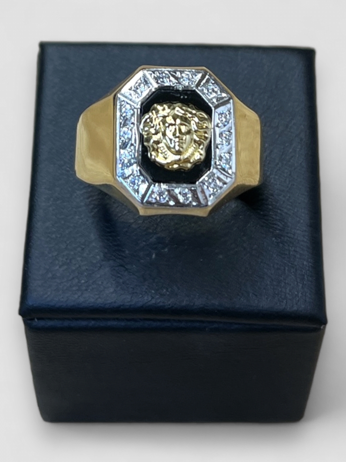 Anillo hombre Oro 18K diseño Versace con circonitas. Peso 5.8g
