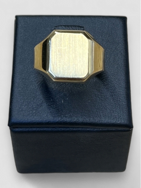 Anillo hombre Oro 18K tipo sello brillo. Peso 4.8g