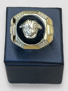 Anillo hombre Oro 18K diseño Versace con circonitas y onix. Peso 19.8g