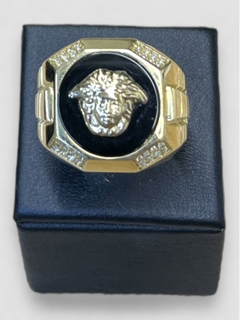 Anillo hombre Oro 18K diseño Versace con circonitas y onix. Peso 19.8g