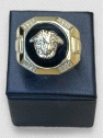 Anillo hombre Oro 18K diseño Versace con circonitas y onix. Peso 19.8g