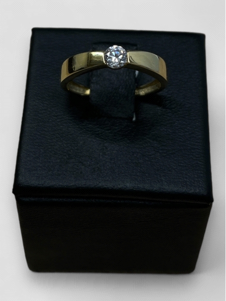 Anillo Oro 18K tipo solitario con circonita. Peso 2.2g