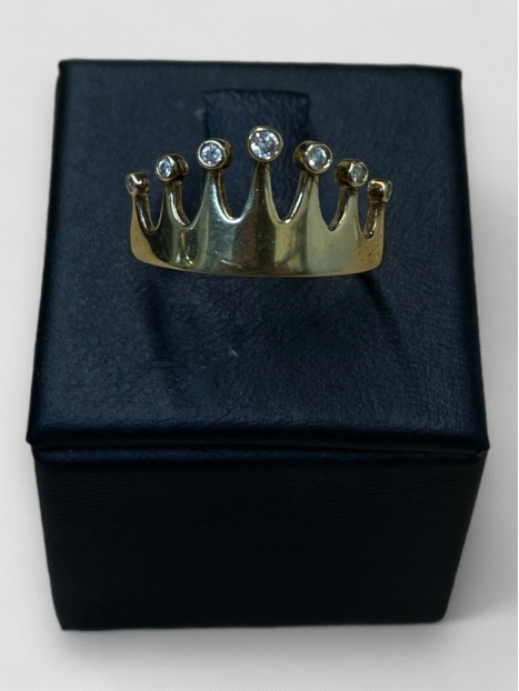 Anillo Oro 18K con forma Corona. Peso 2.2g.